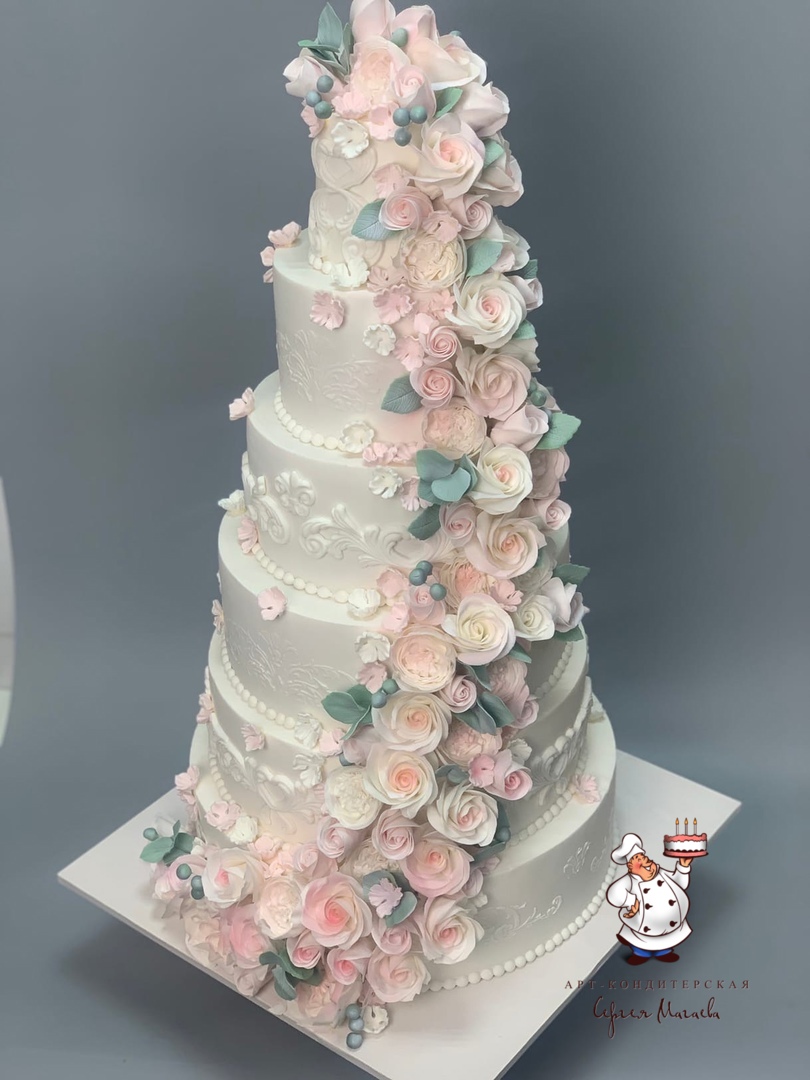 Высокий торт на свадьбу