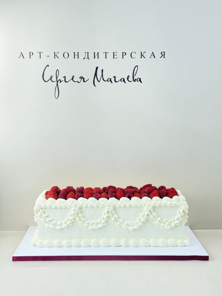 Торт "Прямоугольный ламбет с клубникой и малиной" № 101093
